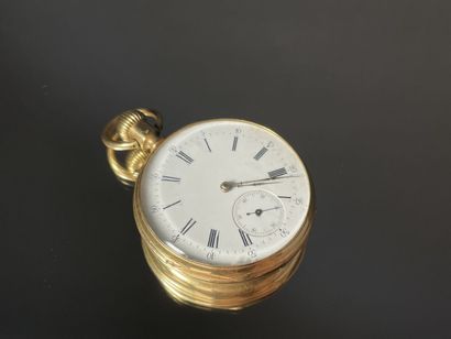 Montre à gousset en or à décor d'armoirie....