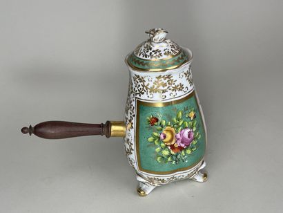 Chocolatière en porcelaine à décor de fleurs,...