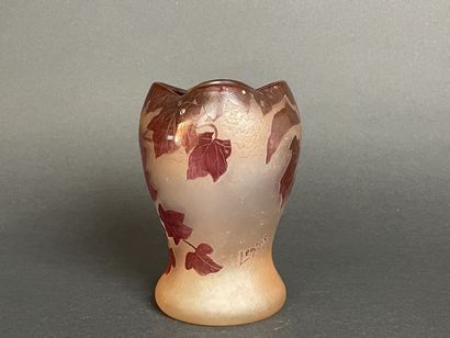 LEGRAS , Vase en verre dégagé à l'acide à...
