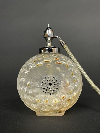 LALIQUE France. 
Flacon en verre moulé et...