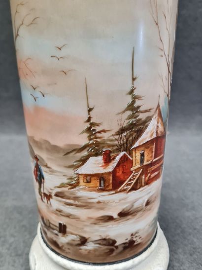 Paire de vases rouleaux en porcelaine à décor...