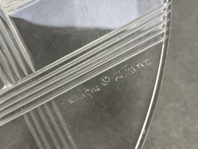 LALIQUE France. 
Assiette gravée de quadrillage....