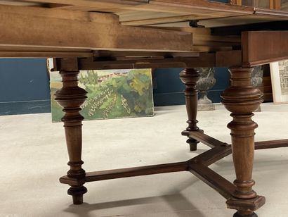 Table en chêne à entretoise, allonges à l'italienne.
Début...