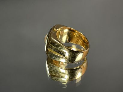 Bague tank en or sertie d'un diamant demi...