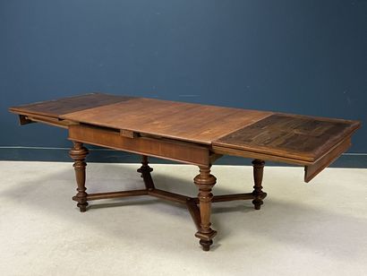 Table en chêne à entretoise, allonges à l'italienne.
Début...