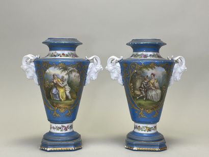 Paire de vases en porcelaine à décor de scènes...