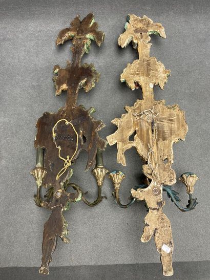 Deux grandes appliques en bois sculpté patiné...