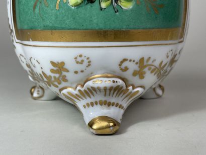Chocolatière en porcelaine à décor de fleurs,...