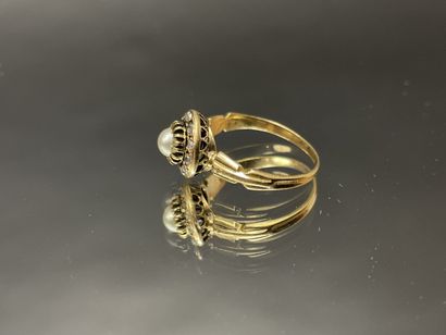 Bague en or , perle de culture et entourage...