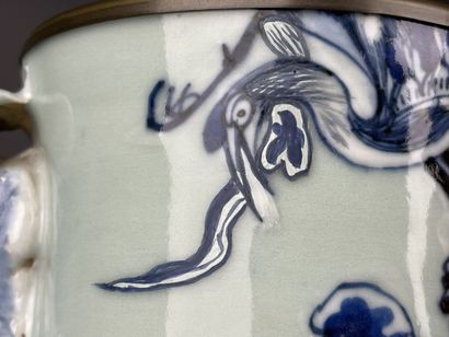 Large blue porcelain vase, late 19th century,...