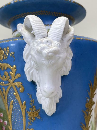 Paire de vases en porcelaine à décor de scènes...