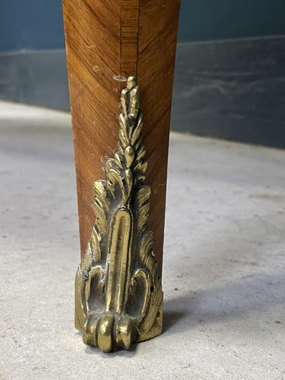 Commode pantalonnière galbée, en frisage...