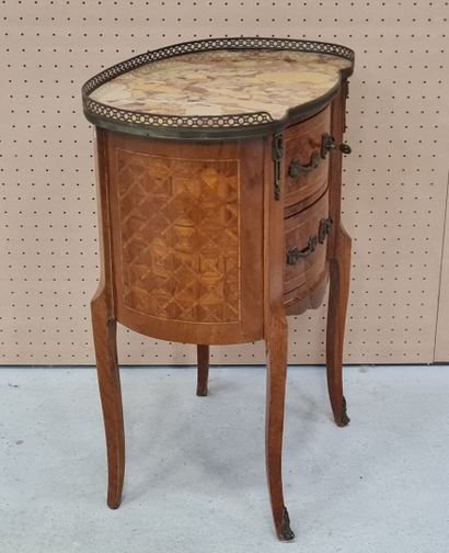 Petite commode marquetée de forme rognon...