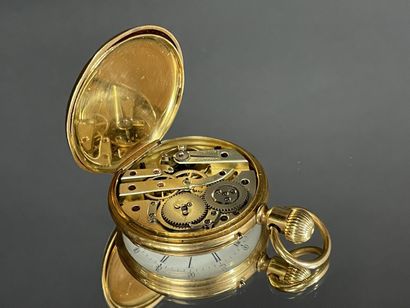 Montre à gousset en or à décor d'armoirie....