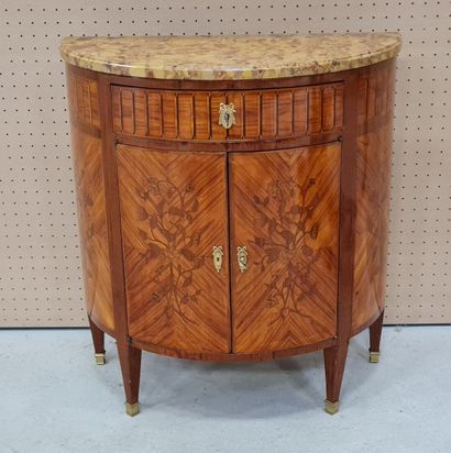 Commode demi-lune marquetée
Style Transition
...
