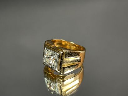 Bague tank en or sertie d'un diamant demi...