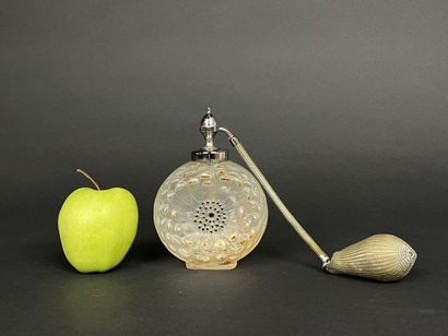 LALIQUE France. 
Flacon en verre moulé et...