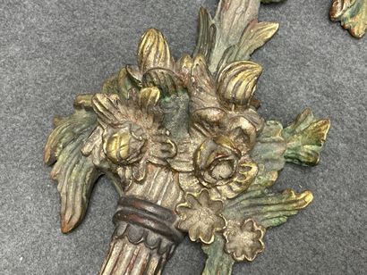 Deux grandes appliques en bois sculpté patiné...