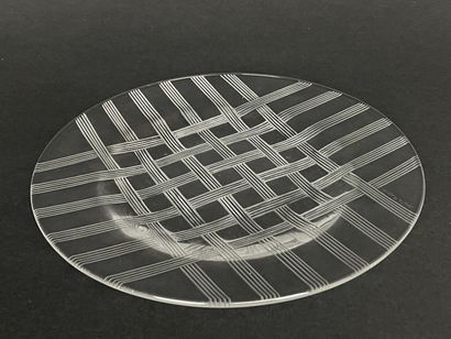 LALIQUE France. 
Assiette gravée de quadrillage....
