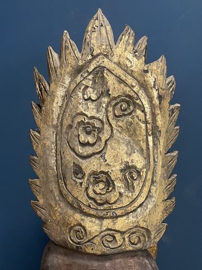 Large statue in partially gilded carved wood.
Chinese...