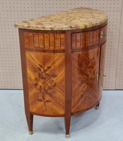 Commode demi-lune marquetée
Style Transition
...