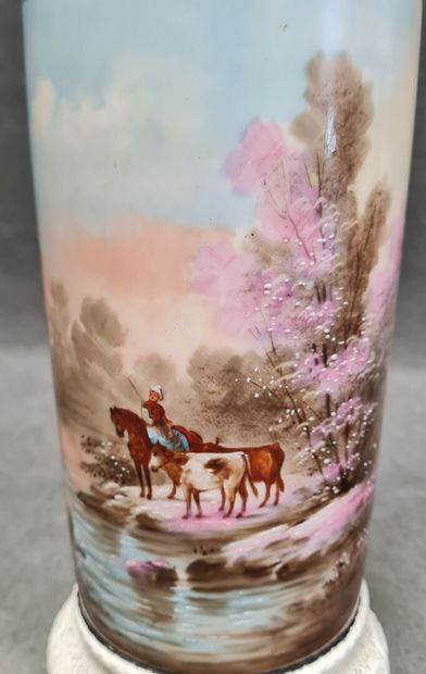 Paire de vases rouleaux en porcelaine à décor...