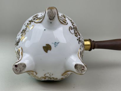 Chocolatière en porcelaine à décor de fleurs,...