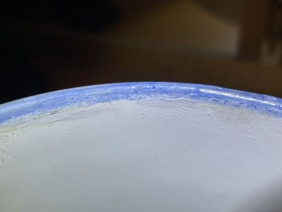 Paire de vases rouleaux en porcelaine à décor...
