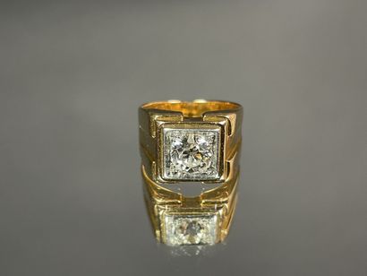 Bague tank en or sertie d'un diamant demi...