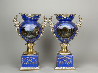 Paire de vases sur piédouche sur socle en...
