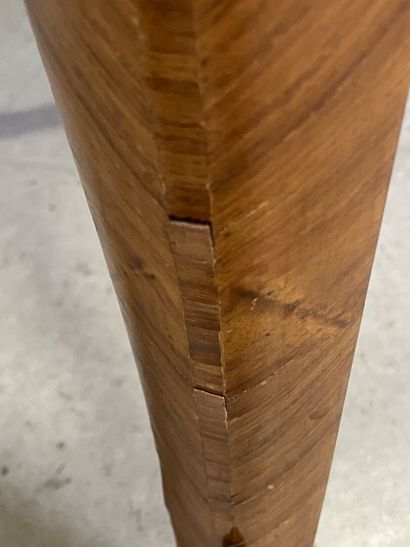 Commode pantalonnière galbée, en frisage...