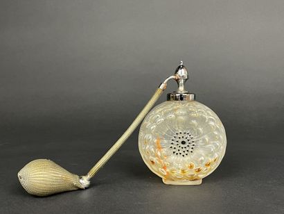 LALIQUE France. 
Flacon en verre moulé et...
