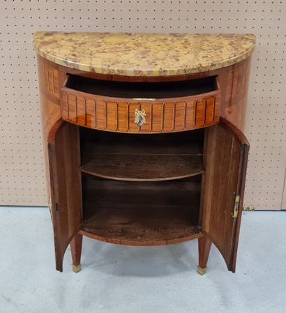 Commode demi-lune marquetée
Style Transition
...