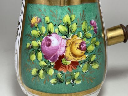 Chocolatière en porcelaine à décor de fleurs,...