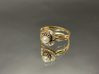 Bague en or , perle de culture et entourage...
