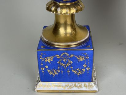 Paire de vases sur piédouche sur socle en...
