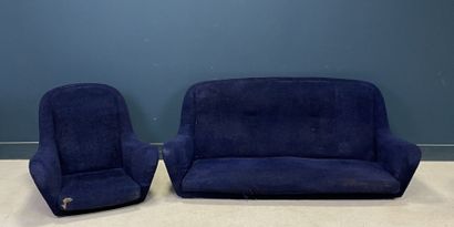 Canapé et fauteuil bleu. 
Travail de tapissier...
