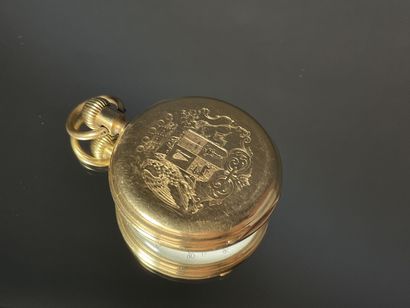 Montre à gousset en or à décor d'armoirie....