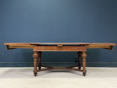 Table en chêne à entretoise, allonges à l'italienne.
Début...