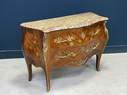 Commode galbée marquetée ouvrant à deux tiroirs.
Style...
