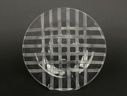 LALIQUE France. 
Assiette gravée de quadrillage....