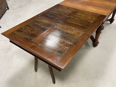 Table en chêne à entretoise, allonges à l'italienne.
Début...