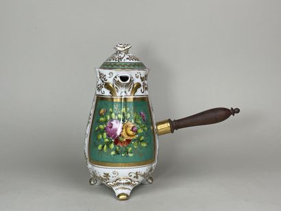 Chocolatière en porcelaine à décor de fleurs,...