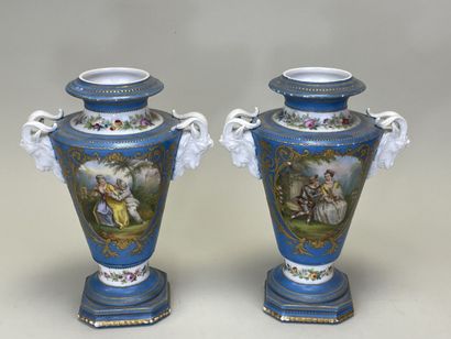 Paire de vases en porcelaine à décor de scènes...