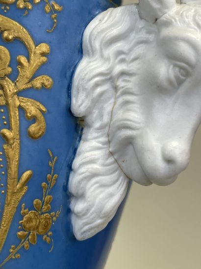 Paire de vases en porcelaine à décor de scènes...