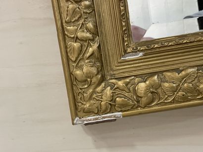 Trumeau en bois et stuc patine doré.
Bord...