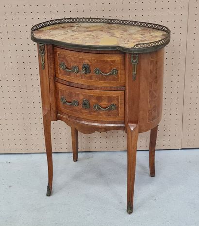 Petite commode marquetée de forme rognon...