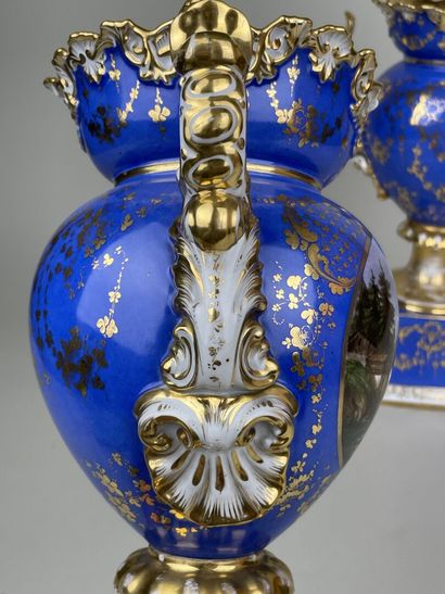 Paire de vases sur piédouche sur socle en...