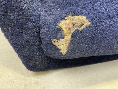 Canapé et fauteuil bleu. 
Travail de tapissier...