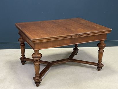 Table en chêne à entretoise, allonges à l'italienne.
Début...